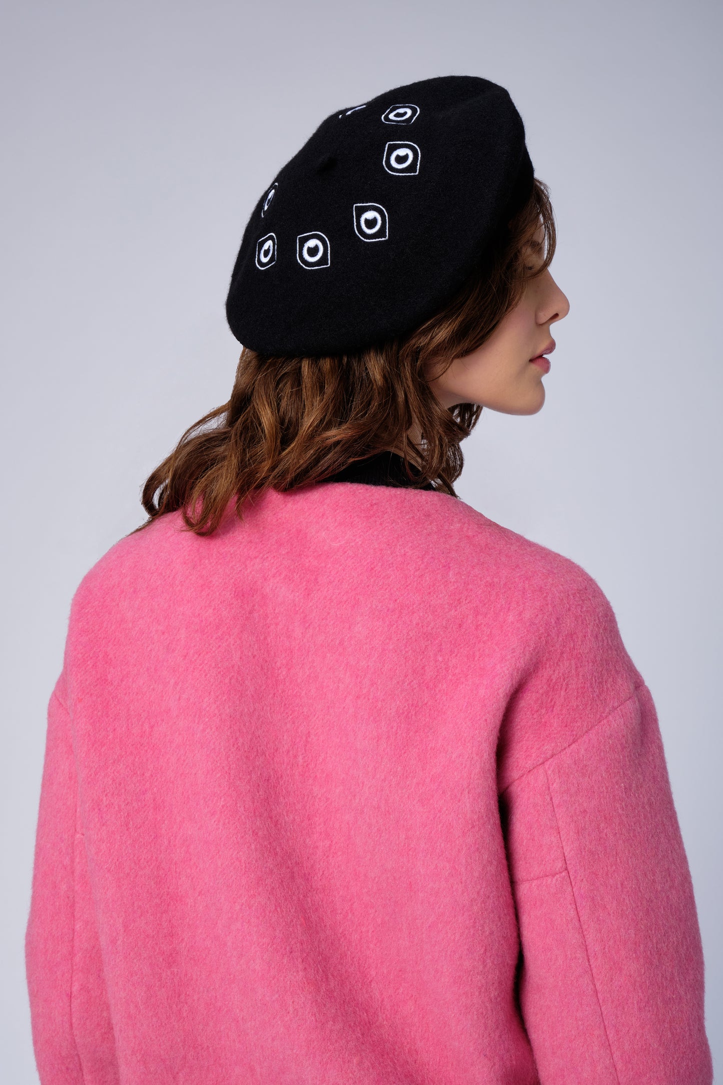 stillsveta black beret with eyes all over