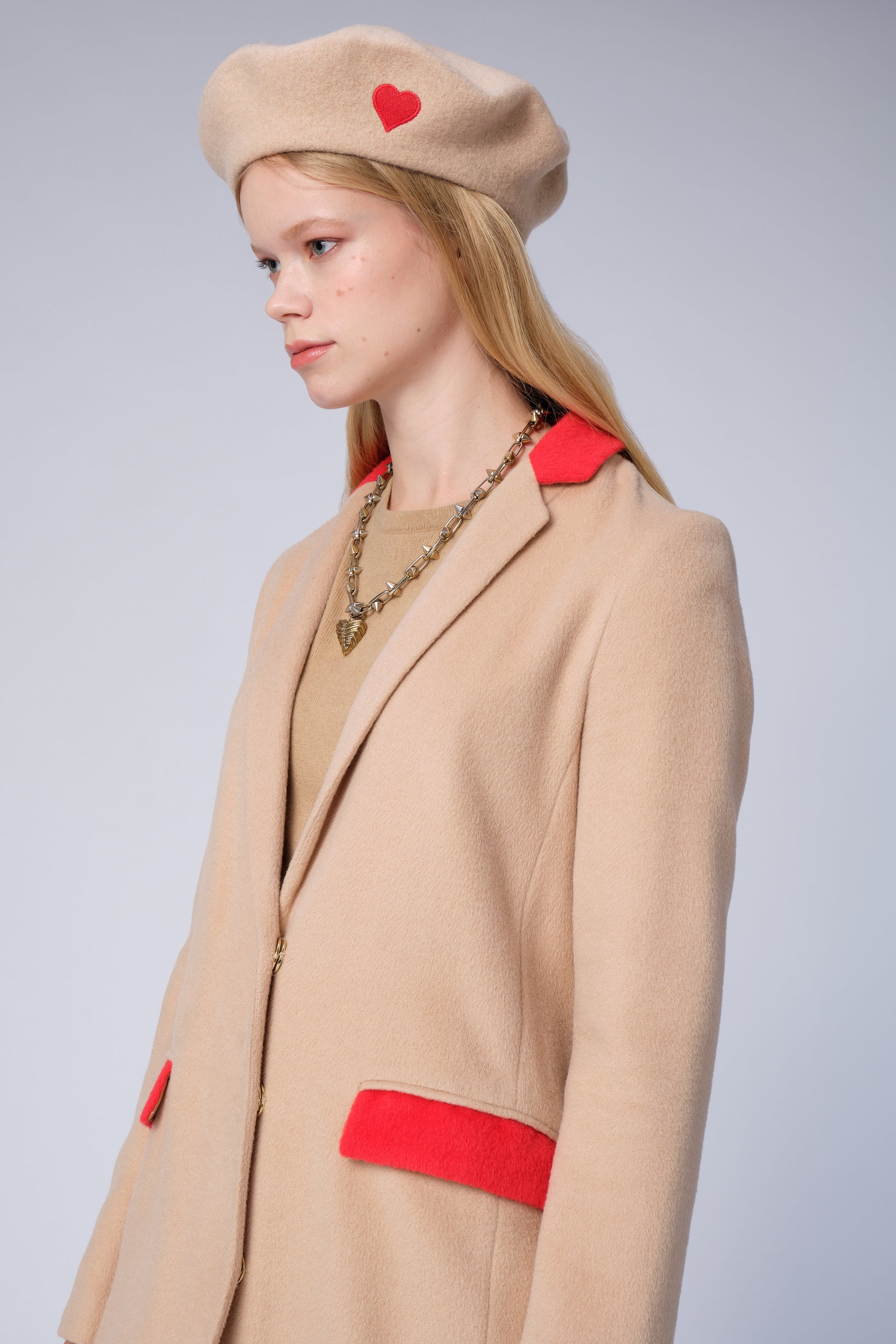 Stillsveta beige beret with a heart embroidery