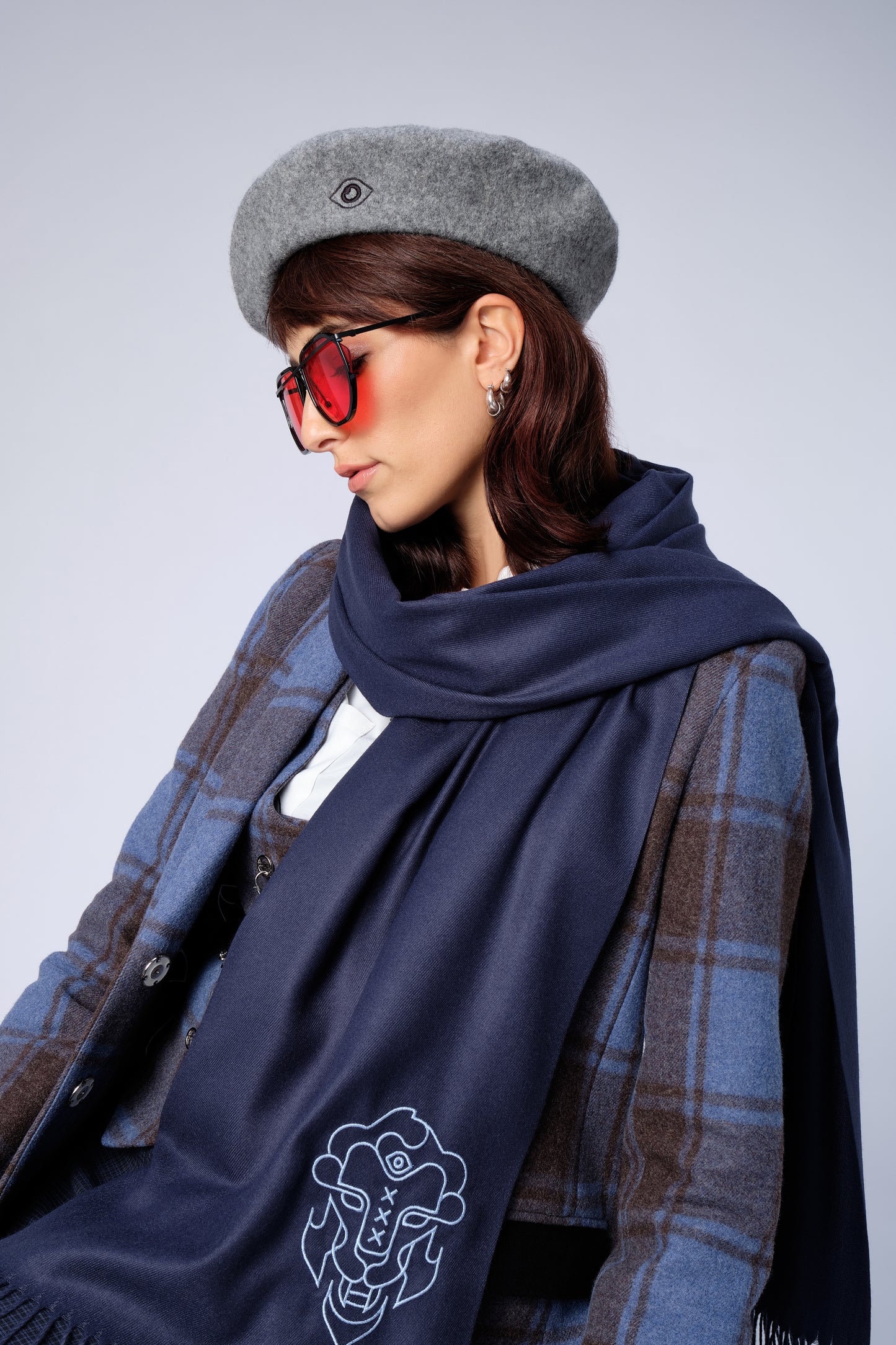 stillsveta grey beret with eye design