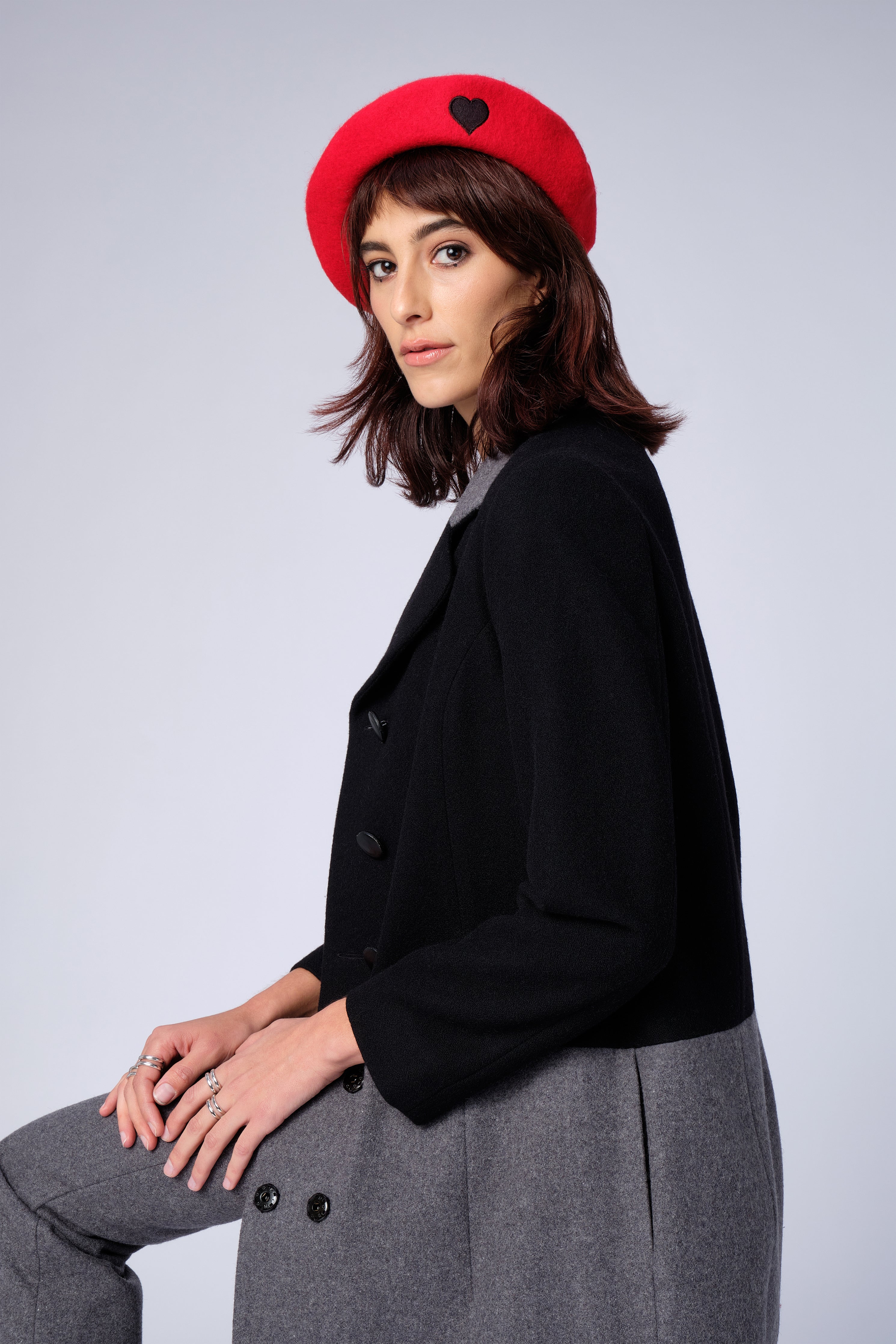 stillsveta red beret with black heart design